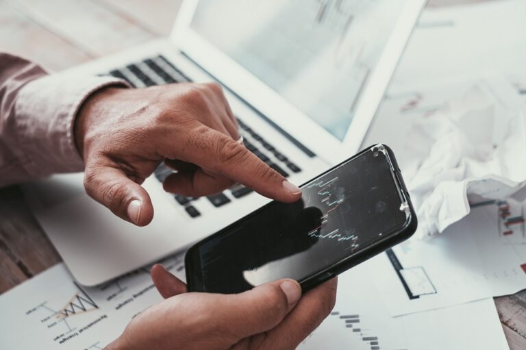 trader sur son telephone
