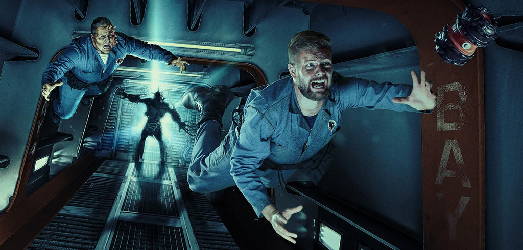 Deux hommes dans l'espace se font aspirer dans les abysses par une créature