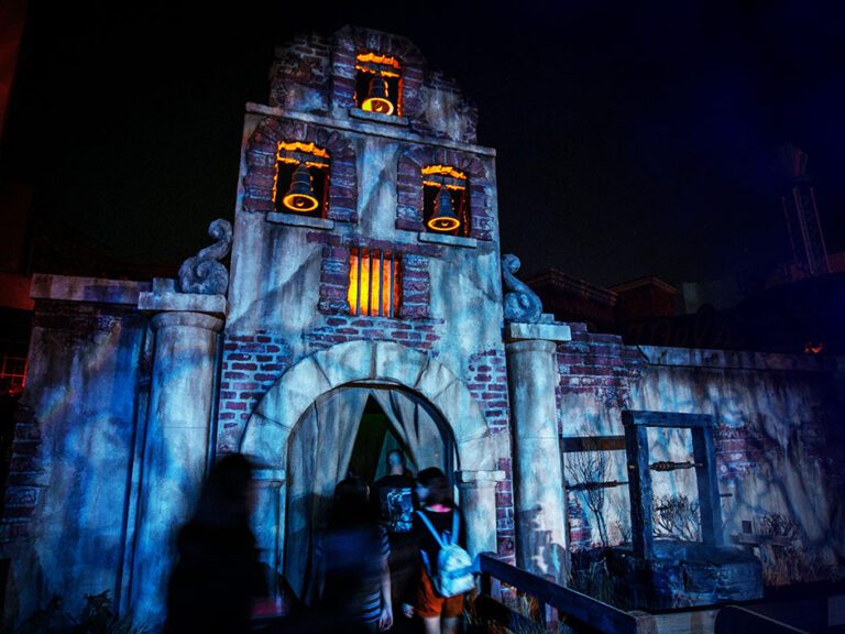 La ferme effrayante de Knott contre Universal Halloween Horror Nights | Affrontement d'événement d'Halloween !