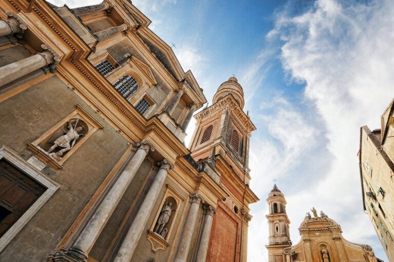 Découvrir les Trésors Cachés de Menton: Un Guide pour Visiter la Ville à Pied