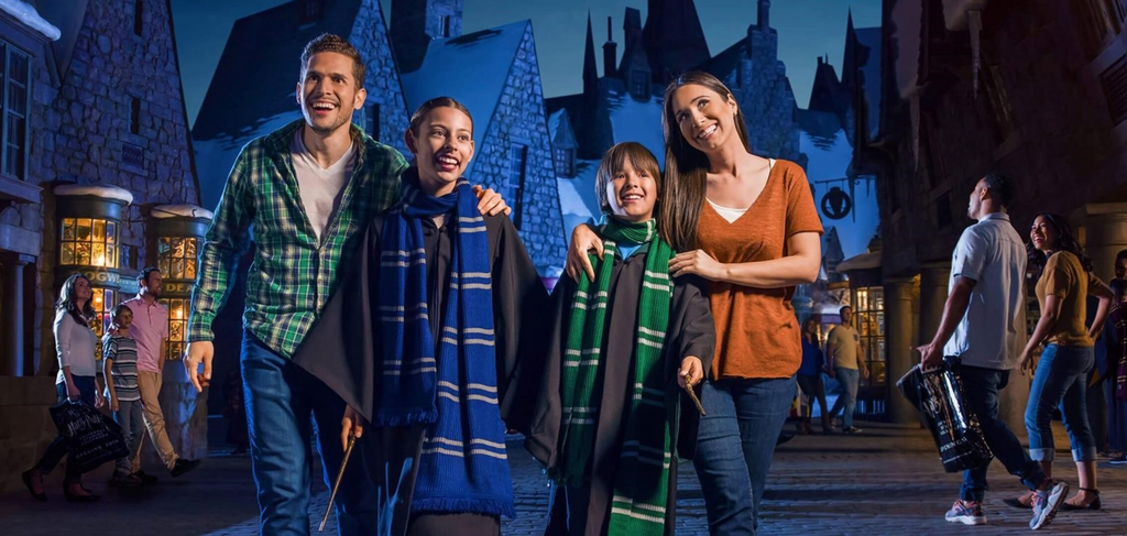 Famille de quatre personnes portant des robes Harry Potter à Universal Studios