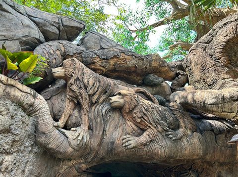 des babouins sculptés dans un arbre de vie