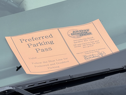 Busch Gardens a préféré le papier de stationnement sur le tableau de bord de la voiture