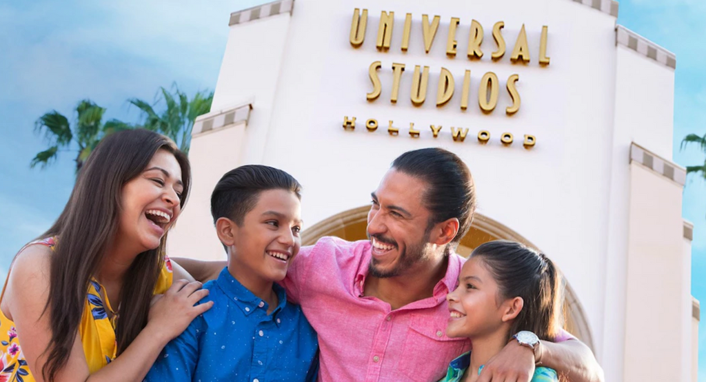 Famille devant les arches d’Universal Studios Hollywood