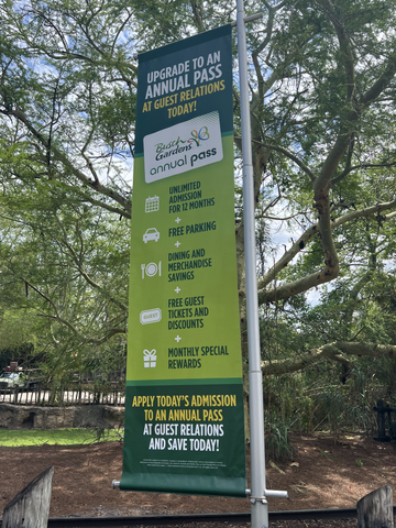 Panneau du laissez-passer annuel de Busch Gardens au parc