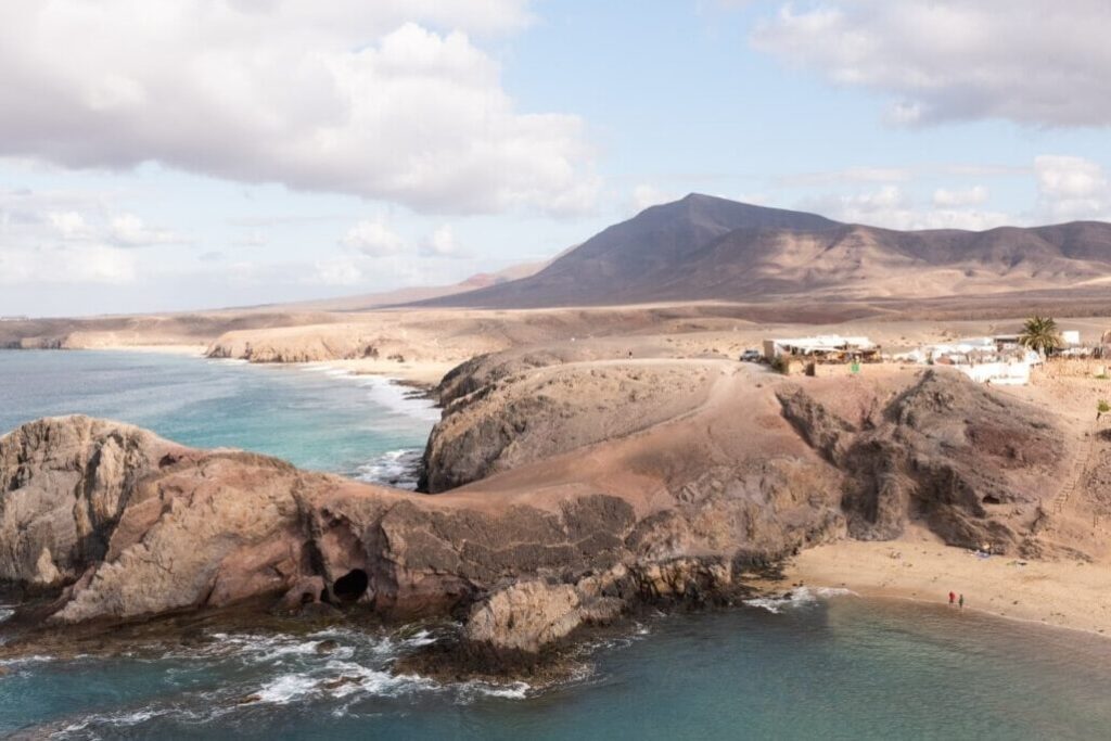 Découvrir playa blanca à Lanzarote : une escapade ensoleillée