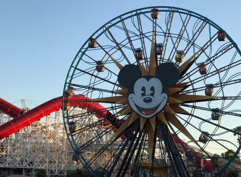 À quelle heure le parking de Disneyland ouvre-t-il ?  |  Horaires et conseils 2023