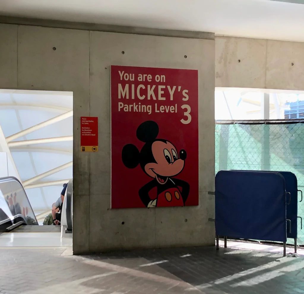 Panneau de structure de stationnement Mickey
