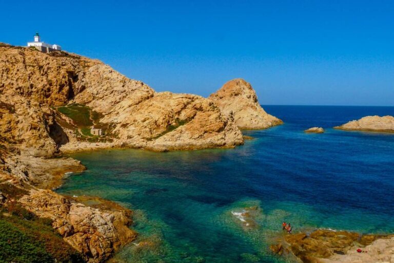 Visiter l’Île Rousse en Corse : découvrez ses secrets cachés