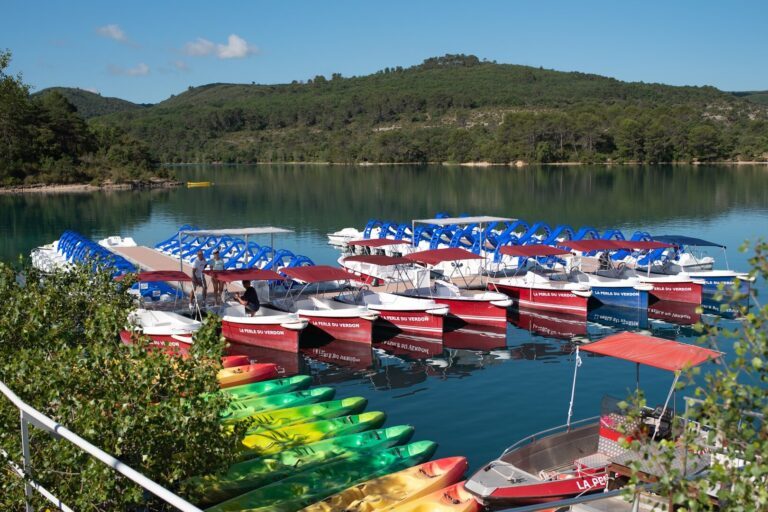 Comment louer un bateau pour visiter le lac d’Esparron ?