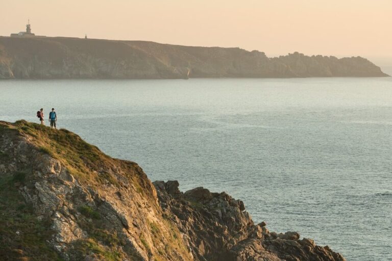 Quels secrets cache la Pointe d’Enfer dans le mystérieux paysage de la Bretagne ?
