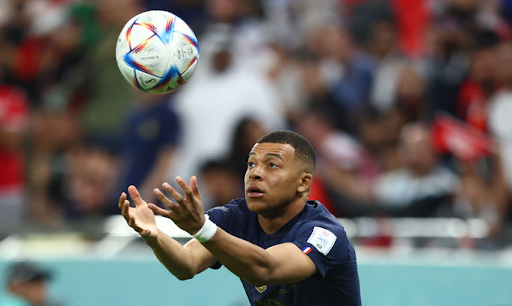 killian mbappé et ballon de foot 