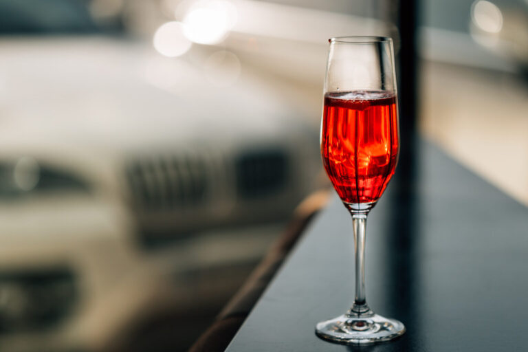 Comment préparer le parfait Kir Cassis ? Découvrez la recette originale !