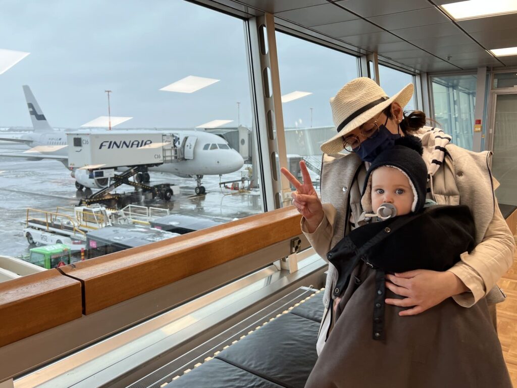 Comment voyager sereinement en avion avec du lait pour bébé ?