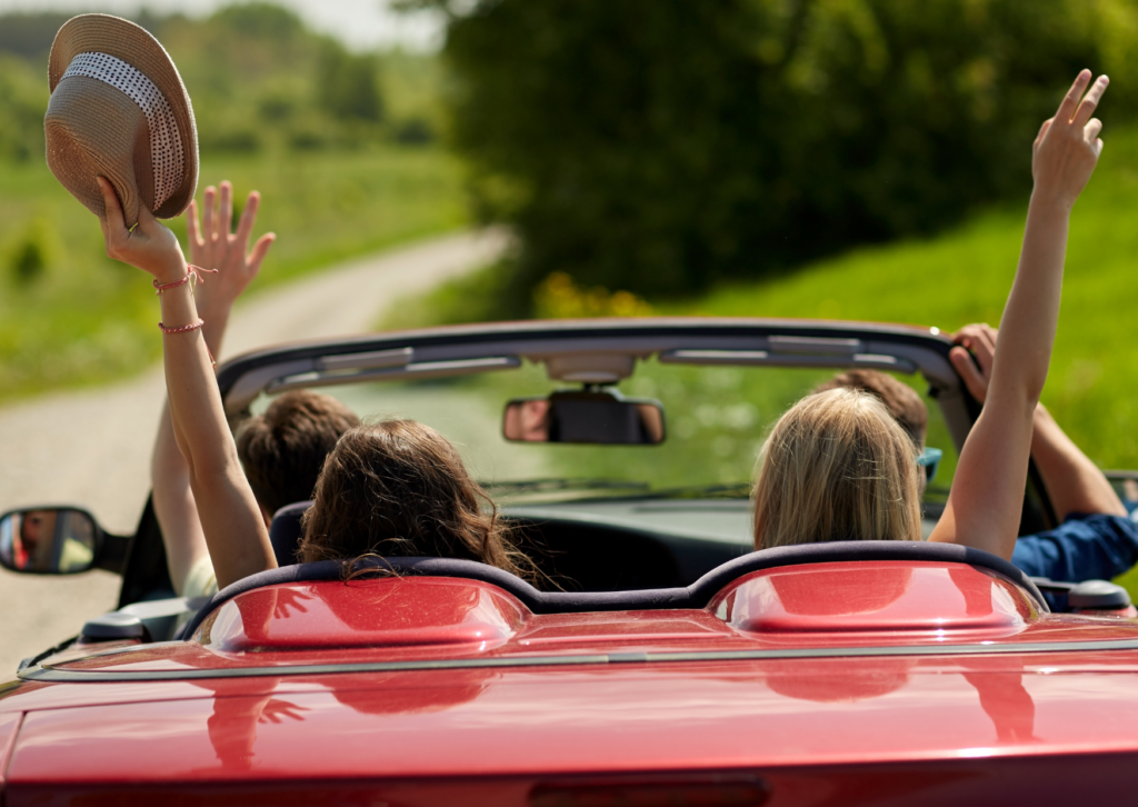 couple heureux en voiture