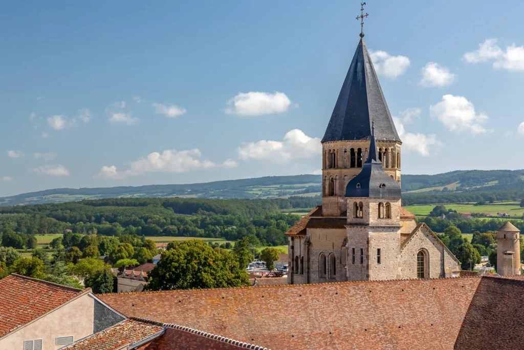 Cluny abbaye visite : découvrez les secrets du plus grand monastère médiéval d&rsquo;Europe