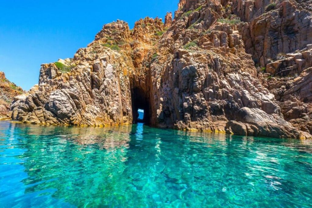 Naviguer vers la beauté : combien de temps pour rejoindre Piana depuis Ajaccio en bateau ?