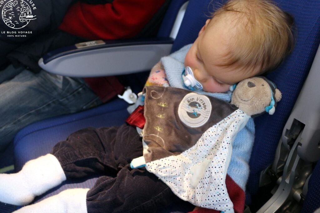 Voyager avec bébé : comment choisir la meilleure nacelle pour l&rsquo;avion ?