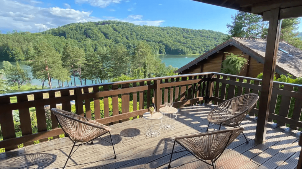 Trouver le meilleur hôtel famille dans le Jura : nos recommandations pour des vacances inoubliables