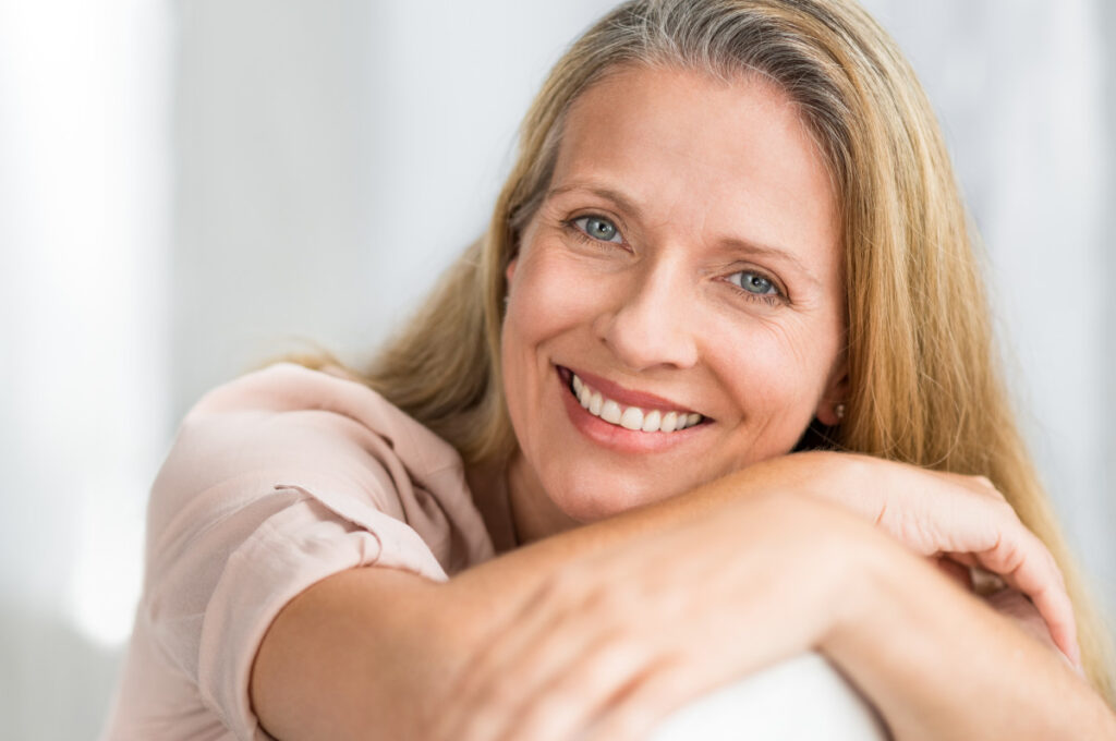 femme mature souriante