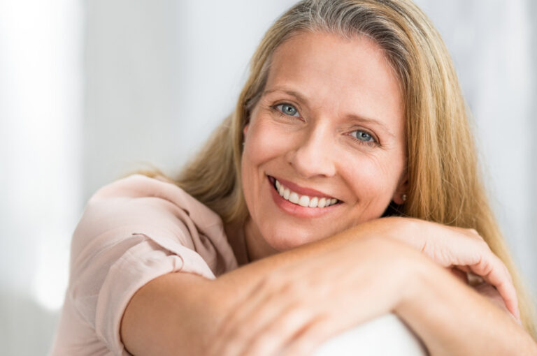 femme mature souriante