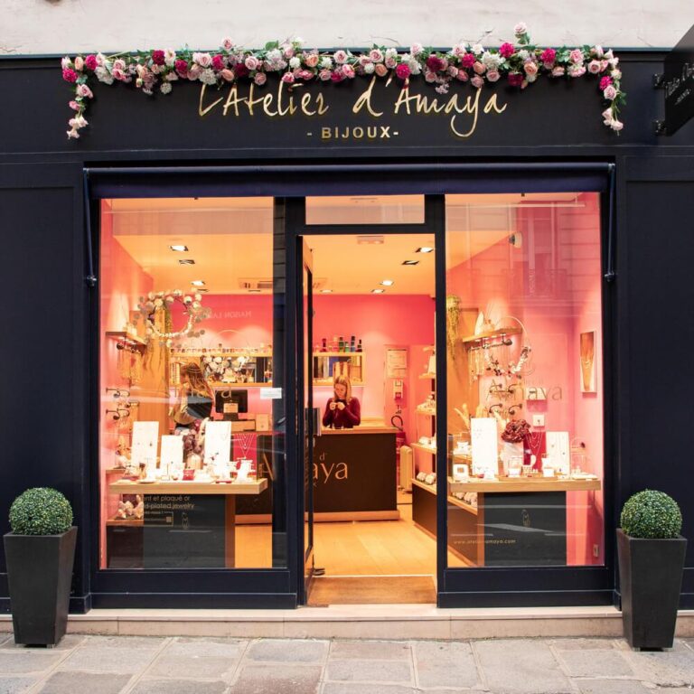 Devanture de la bijouterie L'Atelier d'Amaya à Paris Saint-Germain-des-Prés, mettant en avant son élégance et ses bijoux sophistiqués.