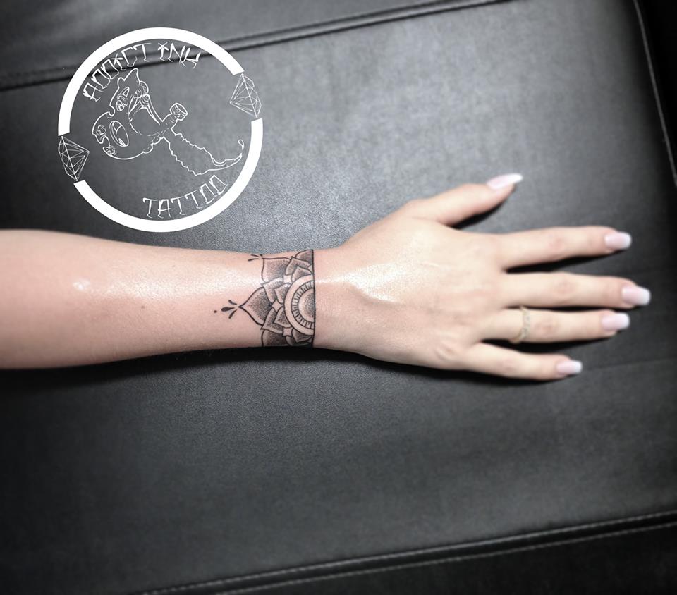 Tatouage bracelet dotwork poignet