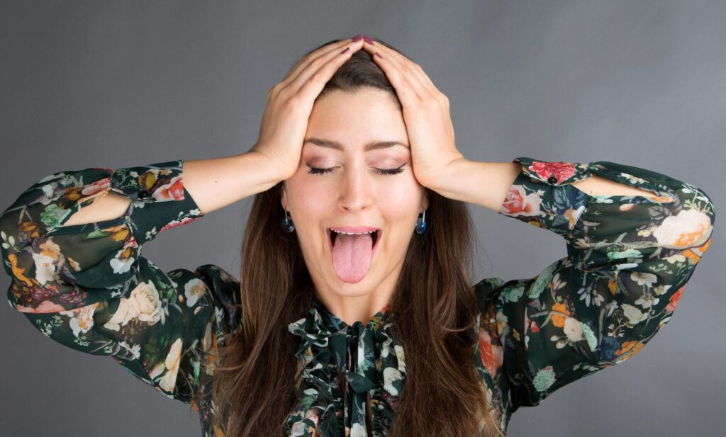 Femme pratiquant le yoga facial pour un entraînement anti-âge en douceur.