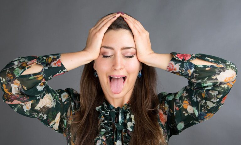 Femme pratiquant le yoga facial pour un entraînement anti-âge en douceur.