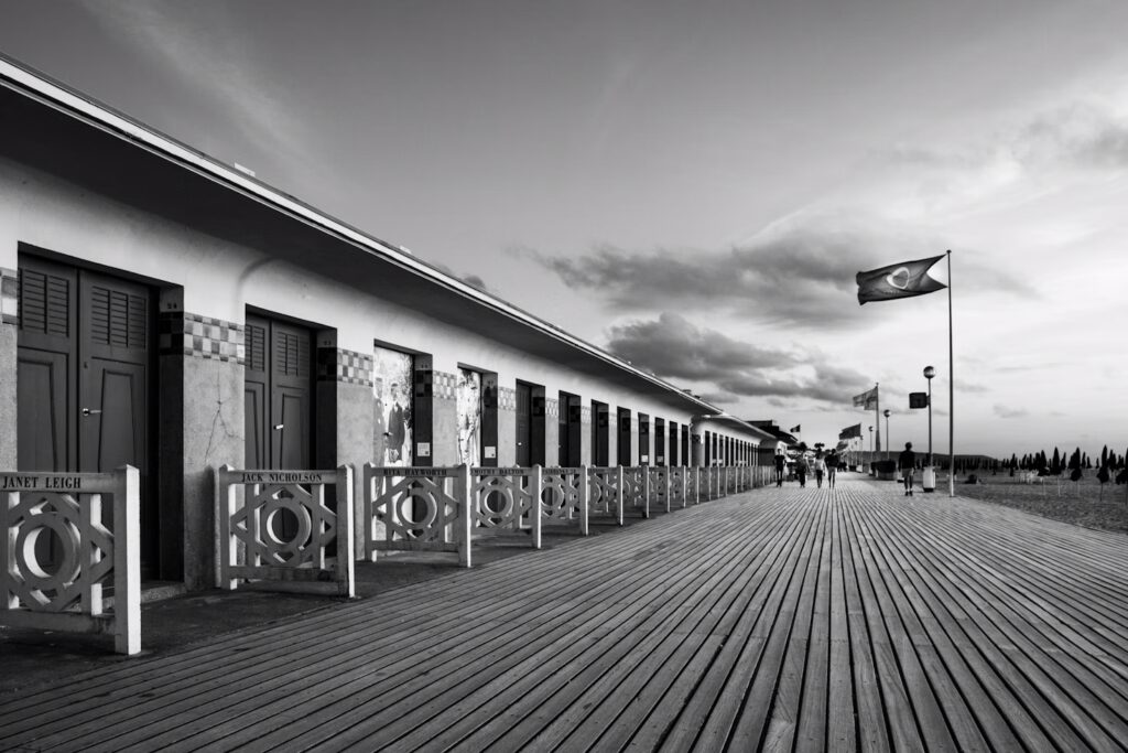 Deauville et ses fameuses planches pourront occuper une promenade le matin avant de faire vos parties de poker plus tard