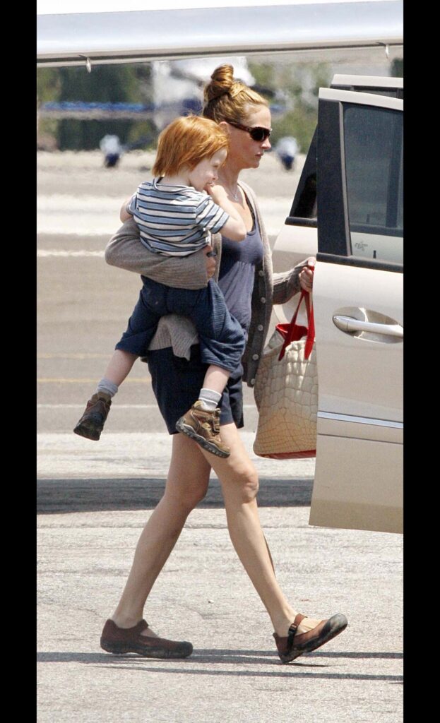 Julia Roberts souriante aux côtés de son fils Phinnaeus Walter lors d'une sortie à Los Angeles