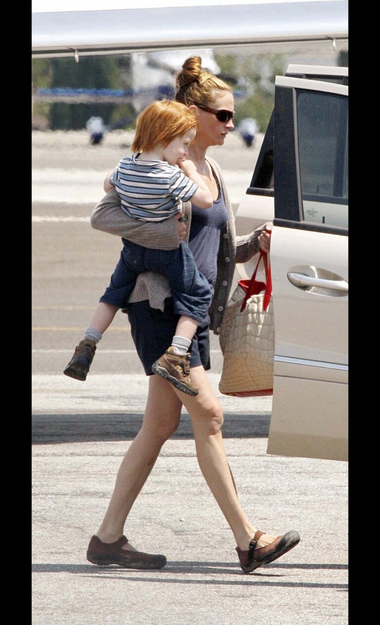 Julia Roberts souriante aux côtés de son fils Phinnaeus Walter lors d'une sortie à Los Angeles