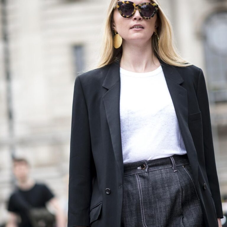 Femme en look boyish chic avec pull ample et pantalon tailleur en street style