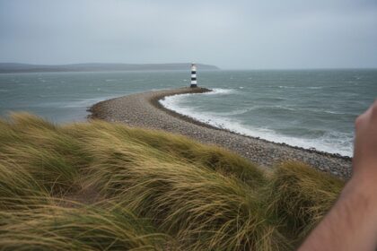 La pointe du Hourdel, son phare et ses galets, par grand vent