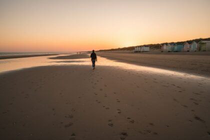 La plage du Crotoy au coucher du soleil, cabines de plage et sable mouillé